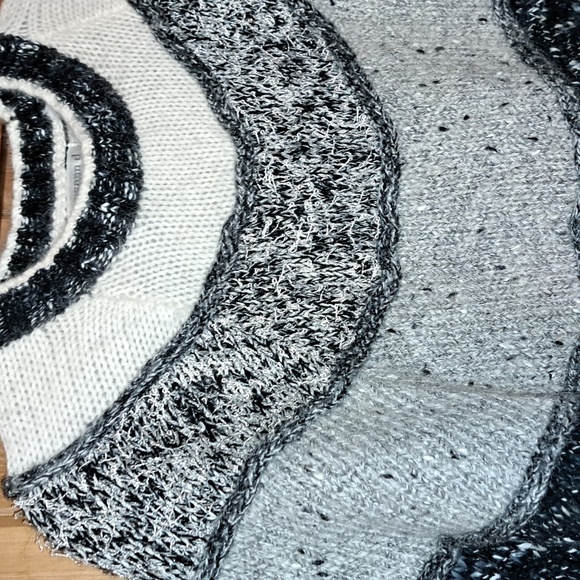 Susann D sweater L heavy ptp 22" length 28.5 - Picture 2 of 8